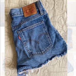 27 Levi’s high waisted
